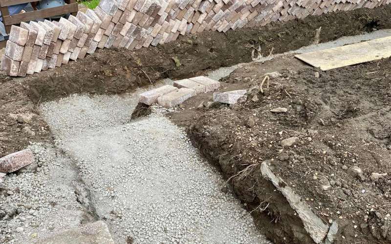 garden wall - laying the foundation