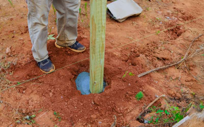 setting garden fence posts